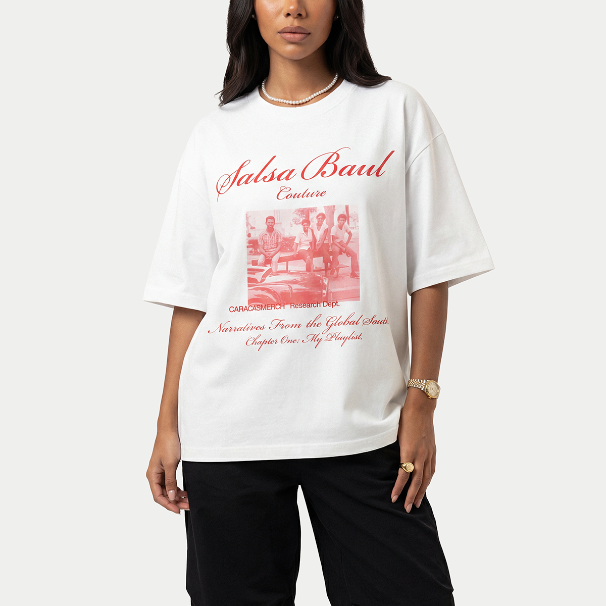 Modelo llevando la camiseta blanca «Salsa Baul» de Caracas Merch